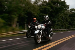 motociclista deve se comportar no trânsito